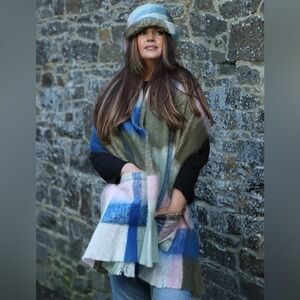 BRANIGAN WEAVERS
Wool Pocket Stole - Plush Cream